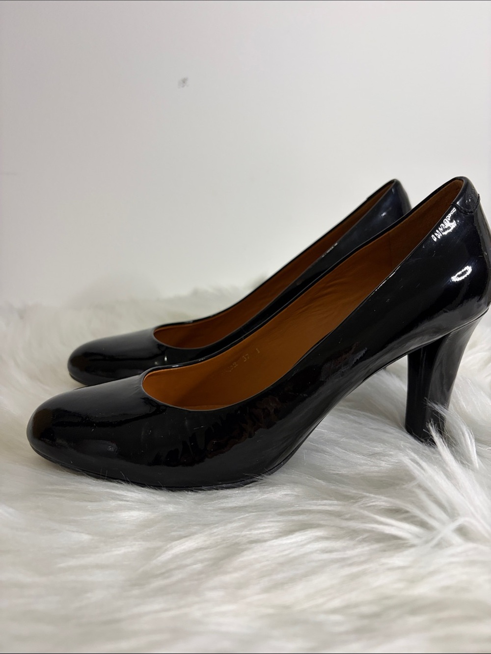 GEOX Black Patent Round-Toe Heel Pumps SIZE 37